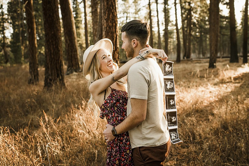 Bend Oregon maternity and pregnancy announcement photographer