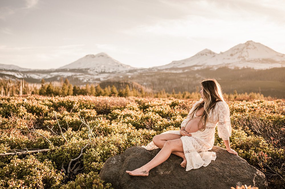 Maternity photography with mountains in Central Oregon