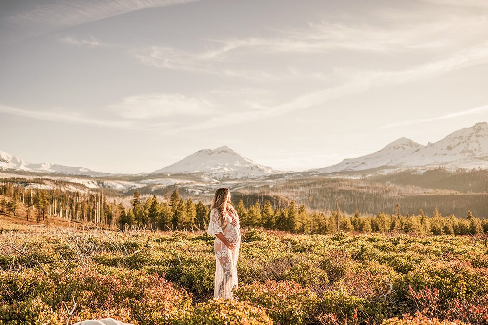 bend oregon maternity photos with mountains