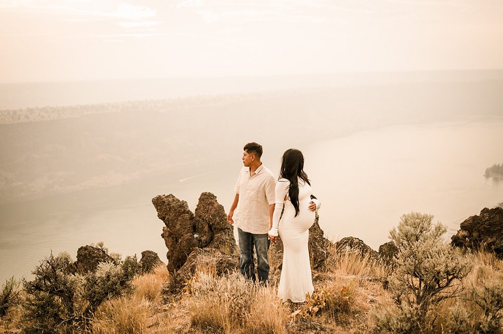 Rustic maternity photos in Bend Oregon