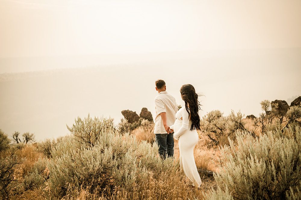 rustic maternity photos in Bend Oregon
