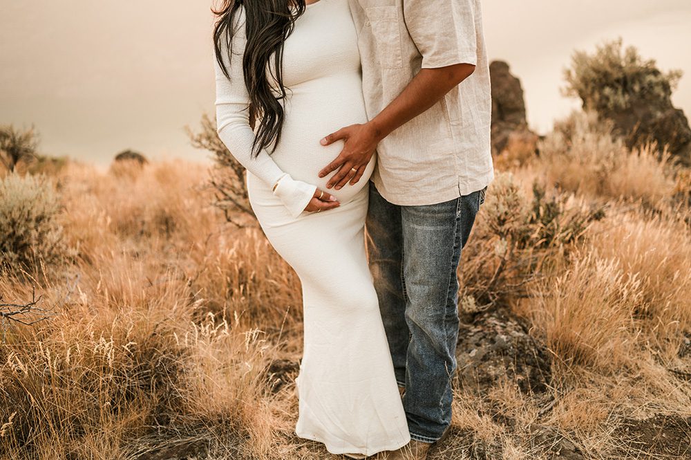 Rustic maternity photos in Bend Oregon
