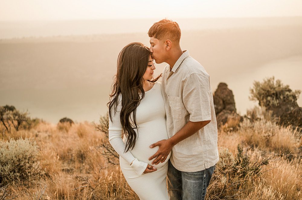 Rustic maternity photos in Bend Oregon