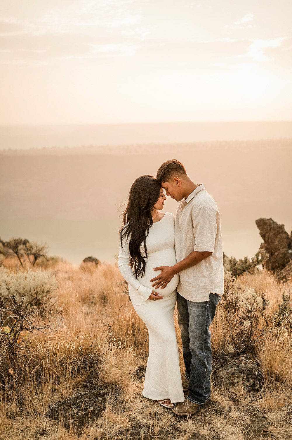 Rustic maternity photos in Bend Oregon